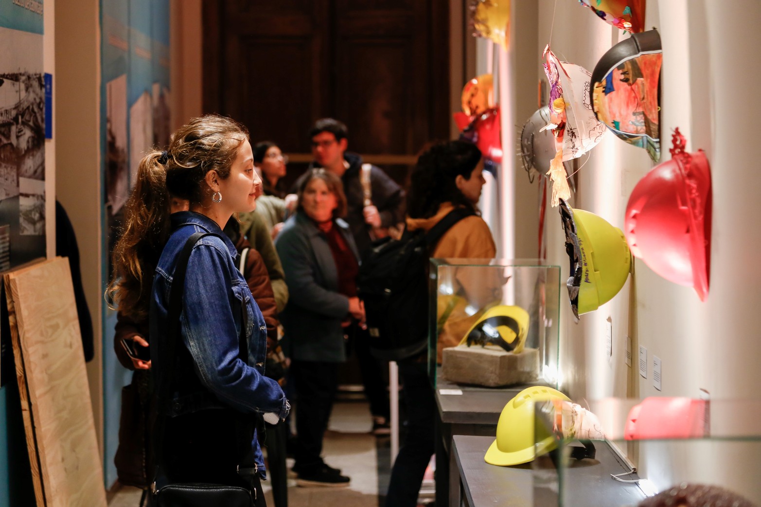 La muestra es parte de una colección de objetos, planos, fotografías, medallas, obras de arte pictórico, modelos navales y documentación, que nos permiten contar nuestra historia portuaria y nos brindan elementos para la reflexión, la mirada crítica y el goce.