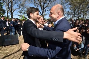 Imagen del 5 de octubre de 2023. El entonces gobernador electo Maximiliano Pullaro saluda al mandatario santafesino en funciones, Omar Perotti. El primero de ellos podría ir por la reelección si la nueva carta constitucional se lo permite.