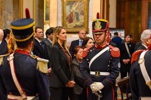 Le senadora por la provincia de Santa Fe en los festejos por el 25 de Mayo.