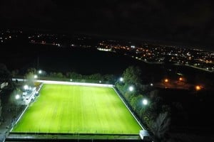 La noche se hará de día. El miércoles se inaugurará el sistema lumínico de la cancha Leopoldo Jacinto Luque, ubicada en el predio Nery Alberto Pumpido.